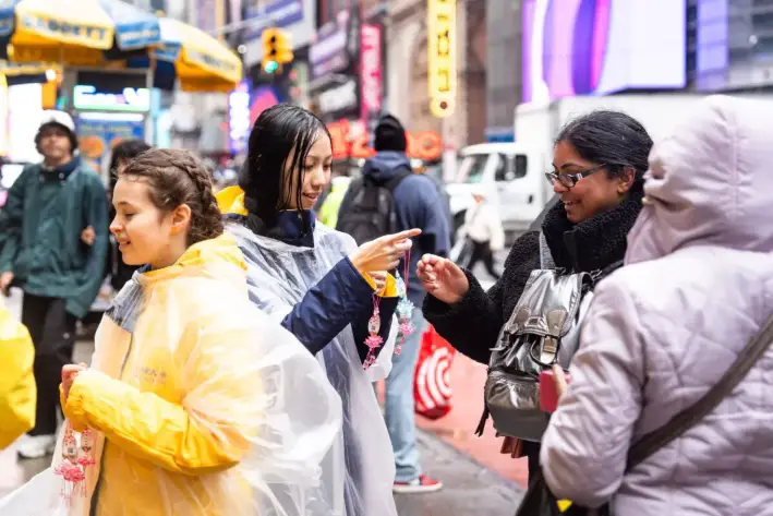 Los practicantes de Falun Gong participan en un desfile para celebrar el Día Mundial de Falun Dafa y pedir el fin de la persecución en China, en la ciudad de Nueva York, el 9 de mayo de 2025. (Samira Bouaou/The Epoch Times)