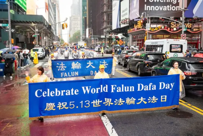 Los practicantes de Falun Gong participan en un desfile para celebrar el Día Mundial de Falun Dafa y pedir el fin de la persecución en China, en la ciudad de Nueva York, el 9 de mayo de 2025. (Samira Bouaou/The Epoch Times)