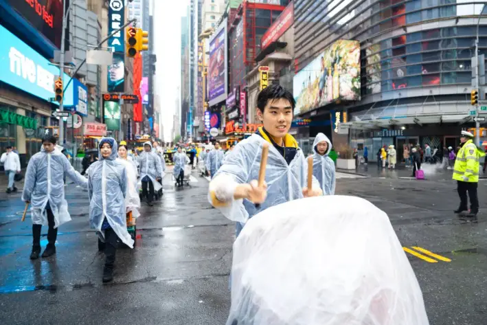 Los practicantes de Falun Gong participan en un desfile para celebrar el Día Mundial de Falun Dafa y pedir el fin de la persecución en China, en la ciudad de Nueva York, el 9 de mayo de 2025. (Samira Bouaou/The Epoch Times)