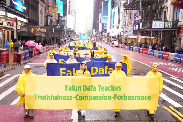 Los practicantes de Falun Gong participan en un desfile para celebrar el Día Mundial de Falun Dafa y pedir el fin de la persecución en China, en la ciudad de Nueva York, el 9 de mayo de 2025. (Larry Dye/The Epoch Times)