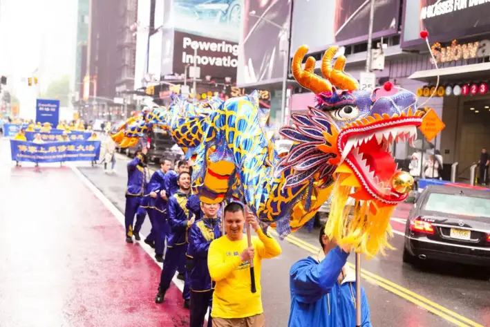Los practicantes de Falun Gong participan en un desfile para celebrar el Día Mundial de Falun Dafa y pedir el fin de la persecución en China, en la ciudad de Nueva York, el 9 de mayo de 2025. (Larry Dye/The Epoch Times)