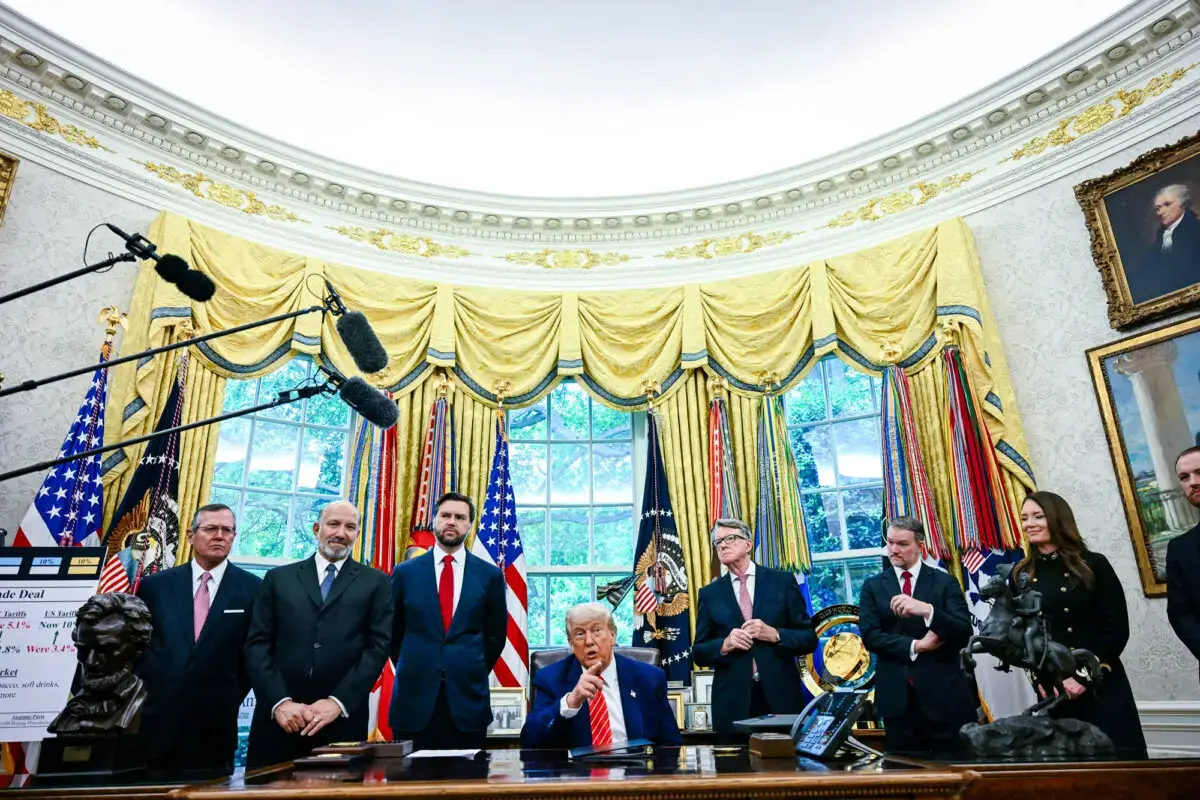 El presidente Donald Trump (C) hace un anuncio comercial mientras altos funcionarios estadounidenses y el embajador británico en Estados Unidos, Peter Mandelson (3.º por la derecha), observan en el Despacho Oval el 8 de mayo de 2025. (Jim Watson/AFP a través de Getty Images)