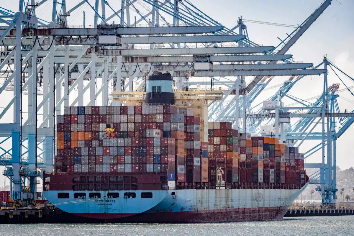 Contenedores de transporte en el puerto de Los Ángeles el 28 de marzo de 2025. (John Fredricks/The Epoch Times)