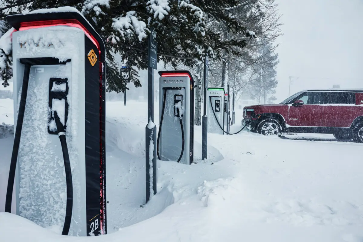 Una camioneta Rivian se recarga en una estación de carga durante una tormenta de nieve en Truckee, California, el 3 de marzo de 2024. (Mario Tama/Getty Images)