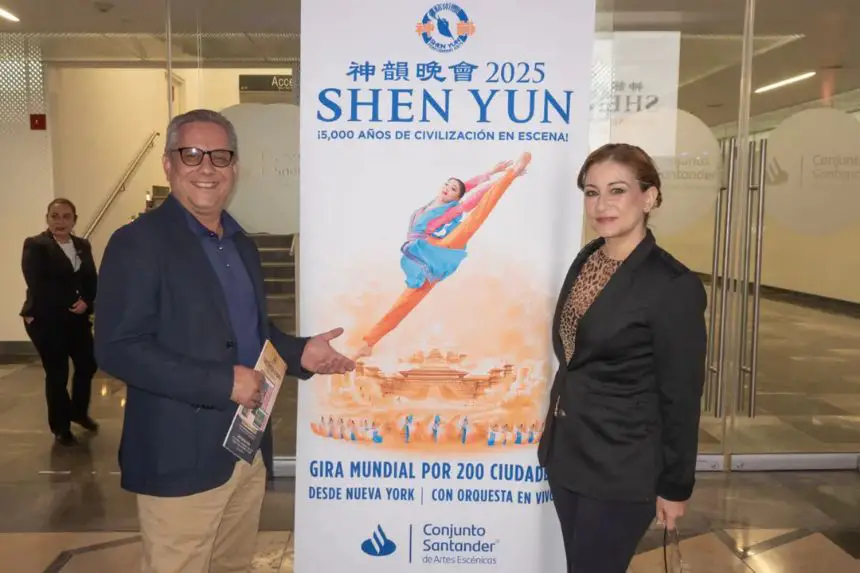 Carlos Suro y Cintia Franco disfrutaron de la actuación nocturna de Shen Yun en el Conjunto Santander Artes Escénicas el 6 de mayo de 2025. (Jane Yang/The Epoch Times)