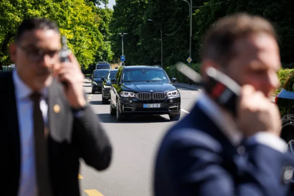 Un convoy que transporta al Secretario del Tesoro de Estados Unidos llega a la residencia del Embajador permanente de Suiza ante las Naciones Unidas durante las conversaciones entre altos funcionarios estadounidenses y chinos sobre aranceles, en Ginebra el 11 de mayo de 2025. (Valentin Flauraud/AFP vía Getty Images)