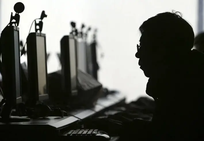 Una persona utiliza un ordenador en un cibercafé en Shenyang, China, en esta foto de archivo. (Foto AP)