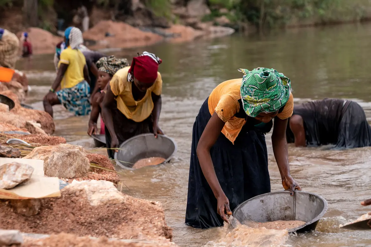 Mineros artesanales recogen grava del río Lukushi en busca de casiterita en Manono, República Democrática del Congo, el 17 de febrero de 2022. (Junior Kannah/AFP a través de Getty Images)