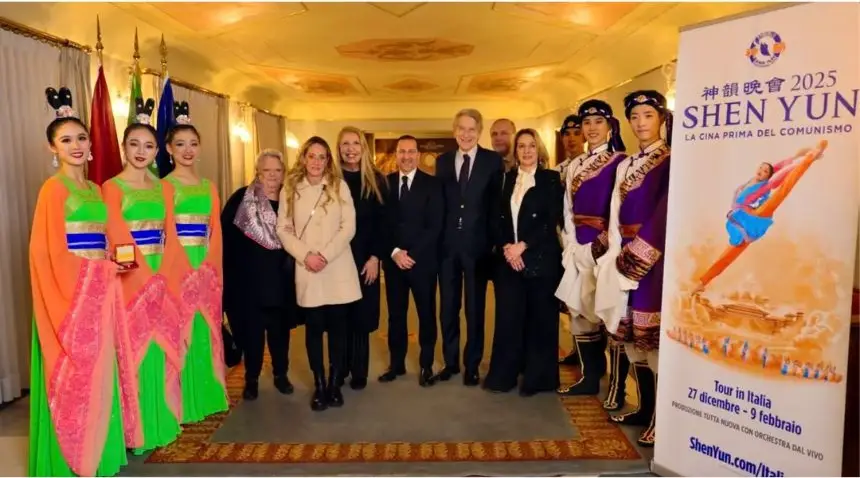 Junto a los bailarines de Shen Yun, (de izda. a dcha.) la política italiana y ex diputada de la UE Simona Renata Baldassarre y su marido; el Presidente de la Comisión de Asuntos de la UE del Senado, Giulio Terzi di Sant'Agata; el concejal de Roma Federico Rocca; (fila de atrás) la hermana del Primer Ministro italiano Meloni, Arianna Meloni, y su madre, Anna Paratore. (Mary Man/The Epoch Times)