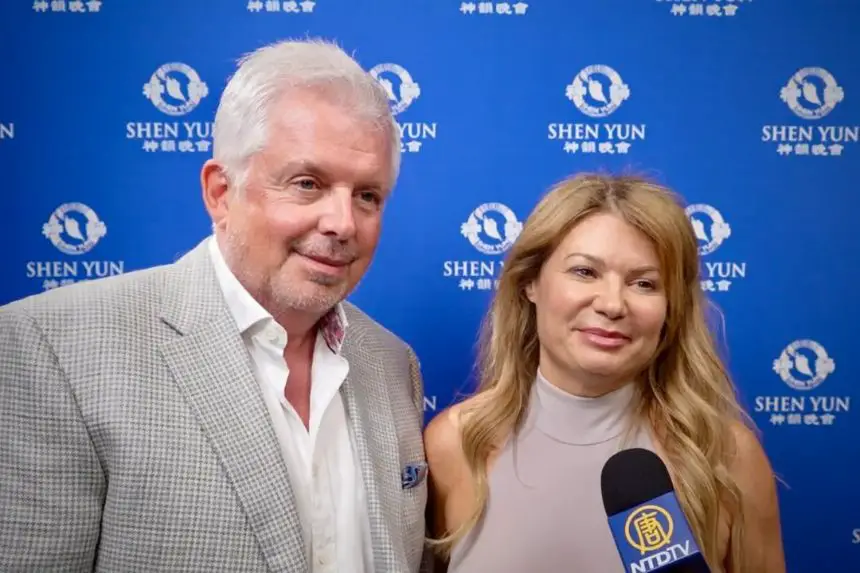 Michael Cogdill y Danette Cogdill en el espectáculo de Shen Yun Performing Arts en el Spartanburg Memorial Auditorium el 7 de mayo de 2025. (NTD)