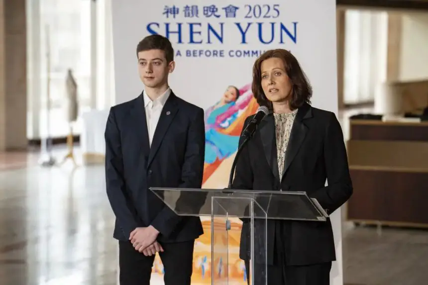 Kay Rubacek, madre de Lee Rubacek, estudiante del Fei Tian College, habla en una rueda de prensa en la que se destacan las actividades del Partido Comunista Chino dirigidas contra la empresa en el Lincoln Center de Nueva York el 26 de marzo de 2025. (Samira Bouaou/The Epoch Times)