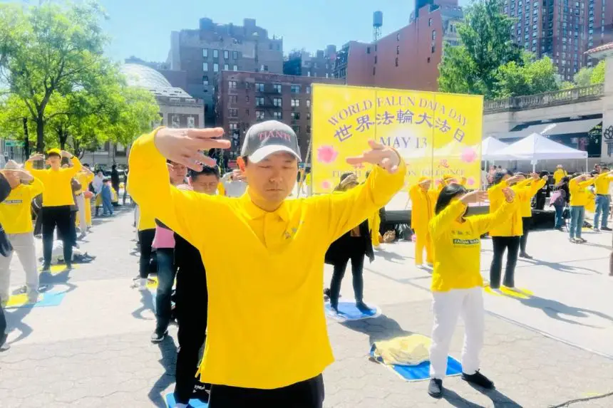 Xing Kebin demuestra uno de los movimientos de ejercicio de Falun Gong en Union Square en Nueva York el 11 de mayo de 2025. (Zhao Fenni/The Epoch Times)
