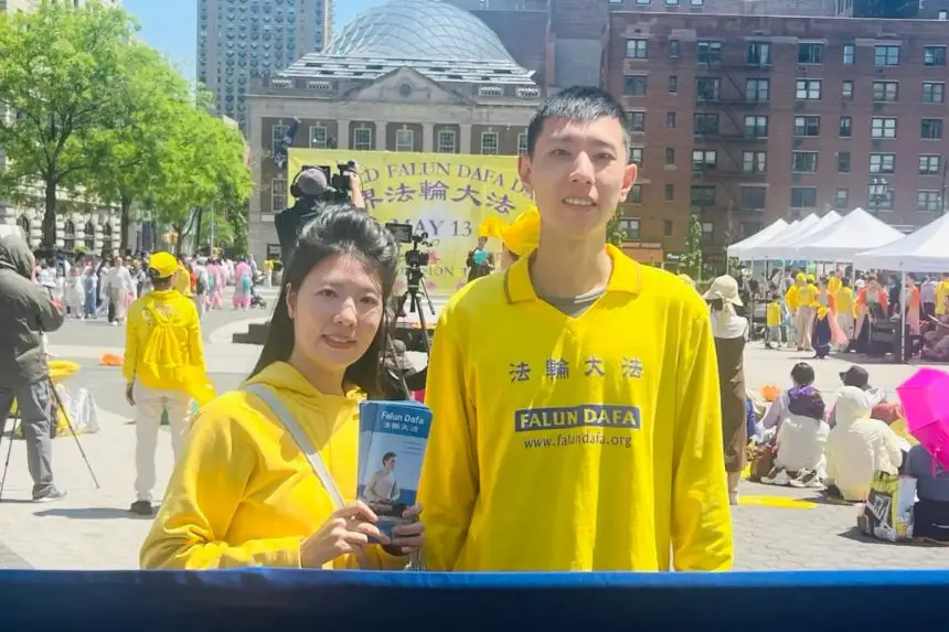 Sand Zhu y su esposa en Union Square, Nueva York, el 11 de mayo de 2025. (Zhao Fenni/The Epoch Times)