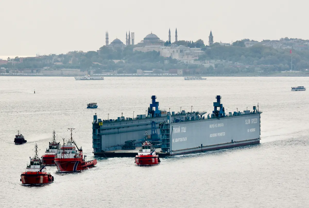 Un dique flotante ruso es transportado por remolcadores a través del Bósforo en Estambul, Turquía, el 18 de septiembre de 2024. (Yoruk Isik/Reuters).
