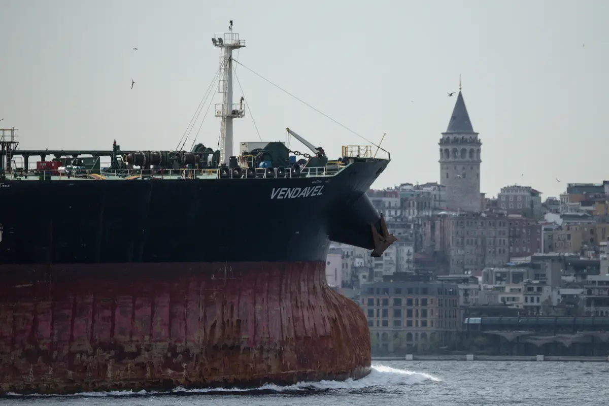 Un barco pasa frente a la famosa Torre de Gálata de Estambul mientras navega por el Bósforo el 2 de mayo de 2025. (Chris McGrath/Getty Images).