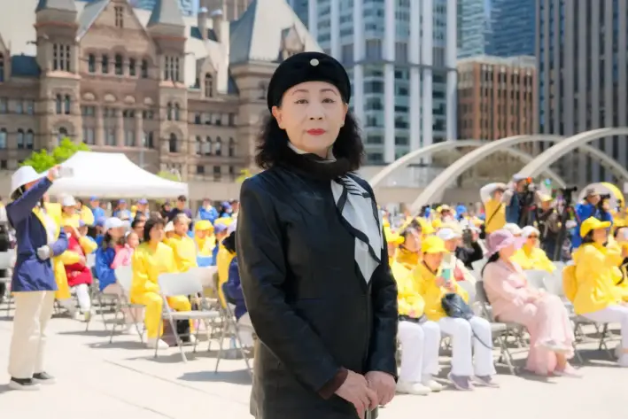 Sheng Xue, periodista, poeta y activista por la democracia en China, asiste al evento de celebración del Día Mundial de Falun Dafa en la plaza Nathan Phillips de Toronto, el 11 de mayo de 2025. (Arek Rusek para The Epoch Times)