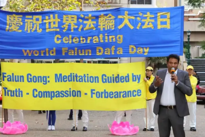 El concejal Sreeni Pillamarri pronunció un discurso en la celebración del Día Mundial de Falun Dafa celebrada en Sídney, el 10 de mayo de 2024. (An Pingya/The Epoch Times)