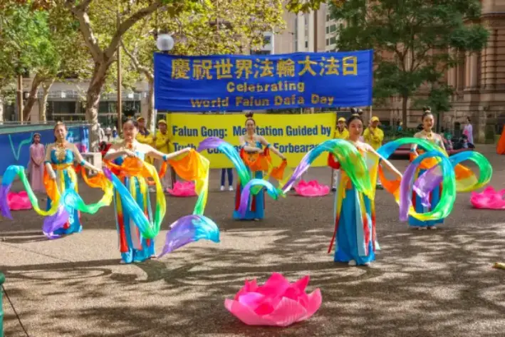 Los practicantes de Falun Gong celebraron una manifestación para conmemorar el 33.º aniversario de la presentación de Falun Dafa al público, en Sídney, el 10 de mayo de 2025. (An Pingya/The Epoch Times)