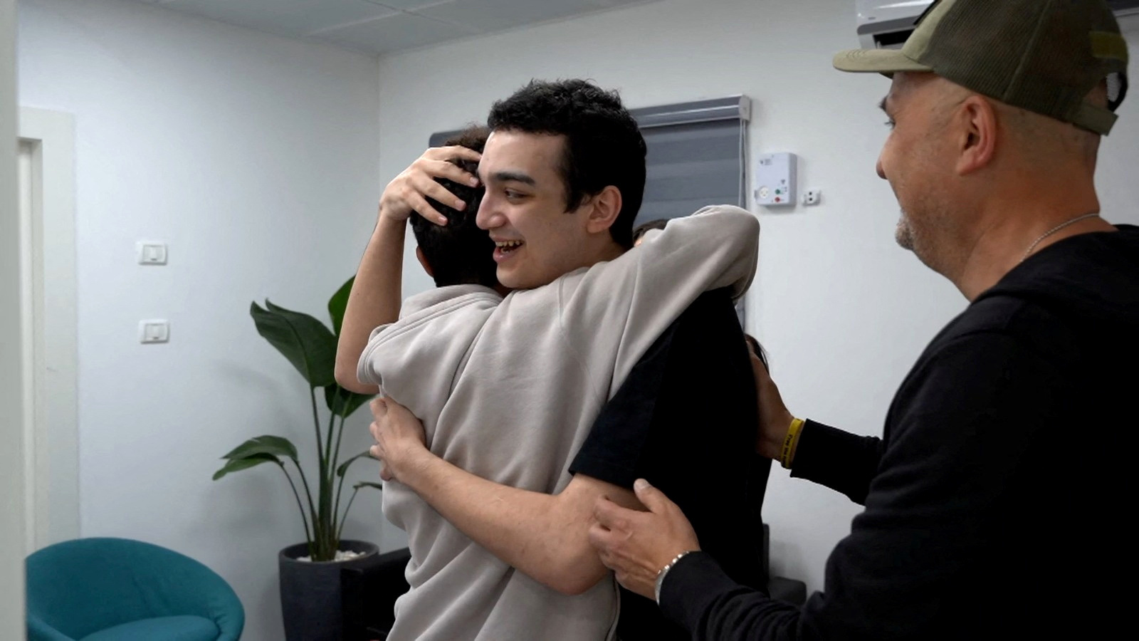Edan Alexander, que fue liberado por Hamás tras haber sido secuestrado durante el mortífero atentado terrorista perpetrado contra Israel el 7 de octubre de 2023, abraza a su hermano al reunirse con su familia en Reim, al sur de Israel, antes de volar a Tel Aviv el 12 de mayo de 2025. (GPO/Handout vía Reuters).