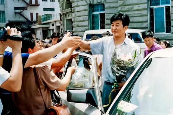 Practicantes de Falun Gong dan la bienvenida al Sr. Li Hongzhi en el puerto de Dalian, en la provincia de Liaoning, China, el 1 de julio de 1994. (Minghui).