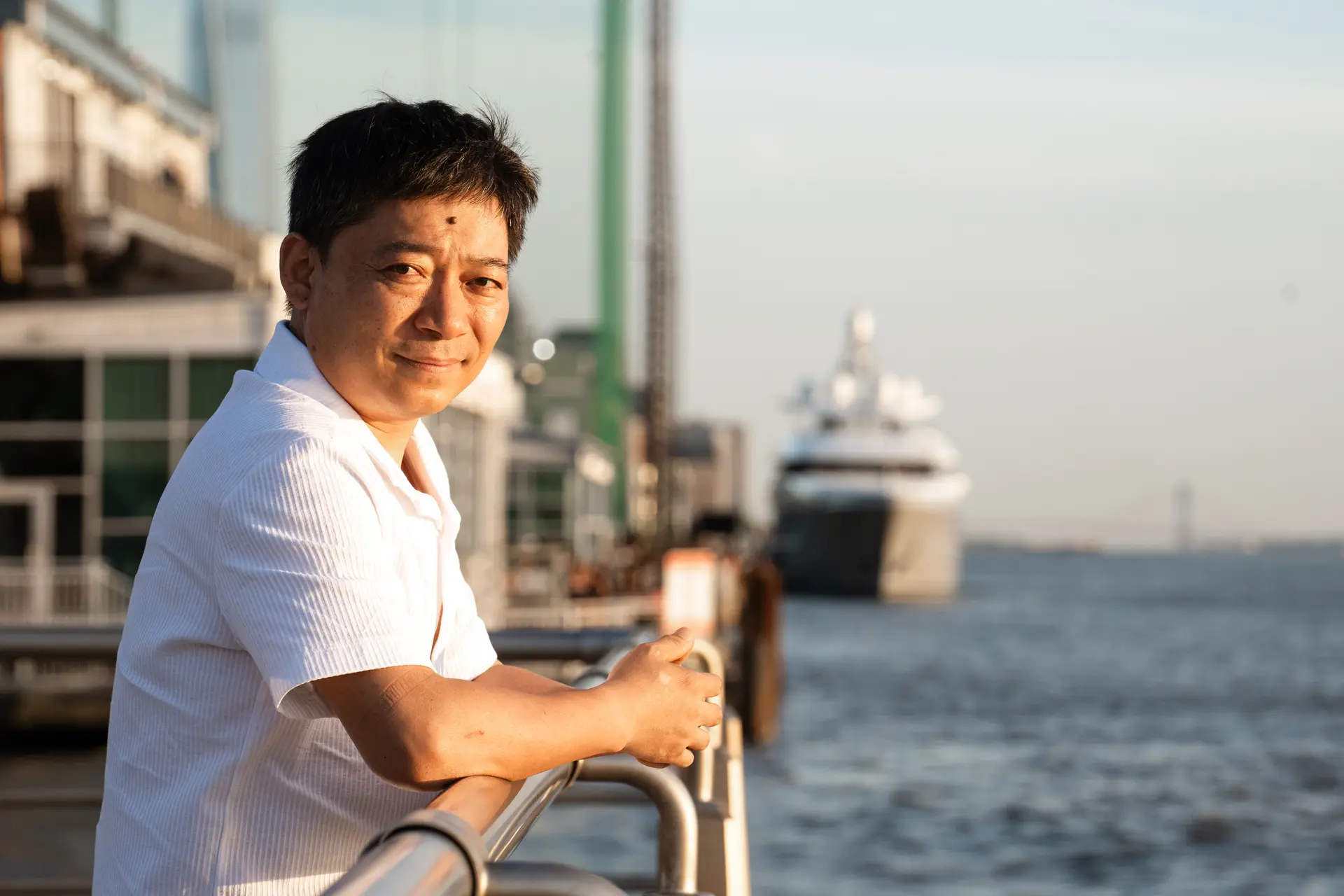 Hu Yang en la ciudad de Nueva York el 10 de mayo de 2025. Hu dijo que su actitud dio un giro positivo de 180 grados después de comenzar a practicar Falun Gong. (Samira Bouaou/The Epoch Times).