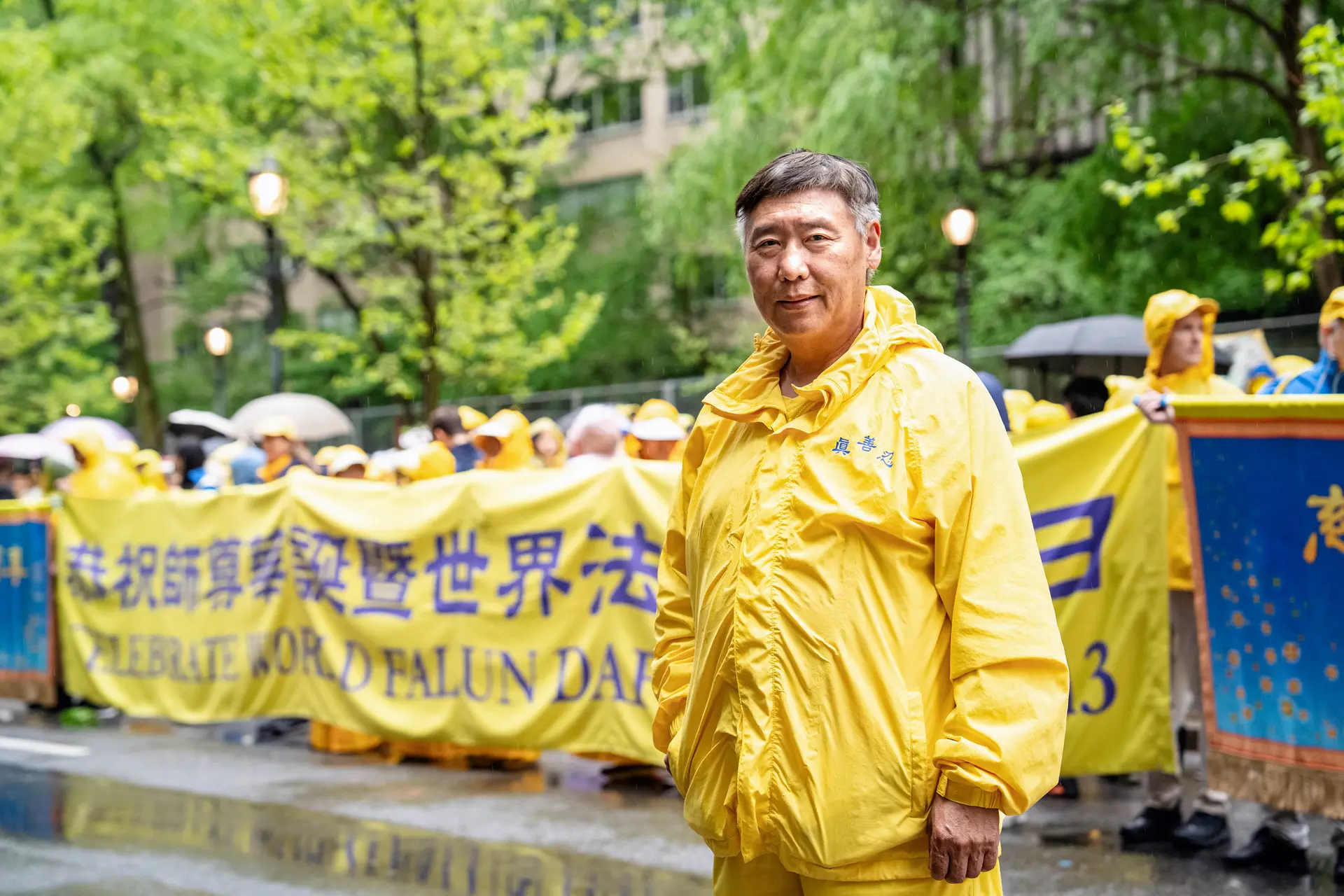 George Miao participa en un desfile para celebrar el Día Mundial de Falun Dafa y pedir el fin de la persecución en China, en la ciudad de Nueva York, el 9 de mayo de 2025. (Samira Bouaou/The Epoch Times).