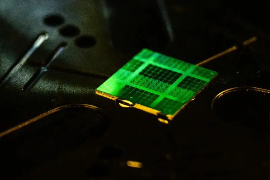Un chip semiconductor cortado de una oblea en el Centro Interuniversitario de Investigación de Semiconductores de la Universidad Nacional de Seúl, el 30 de abril de 2025. Corea del Sur es el tercer fabricante mundial de semiconductores, por detrás de China y Taiwán. (Anthony Wallace/AFP vía Getty Images)