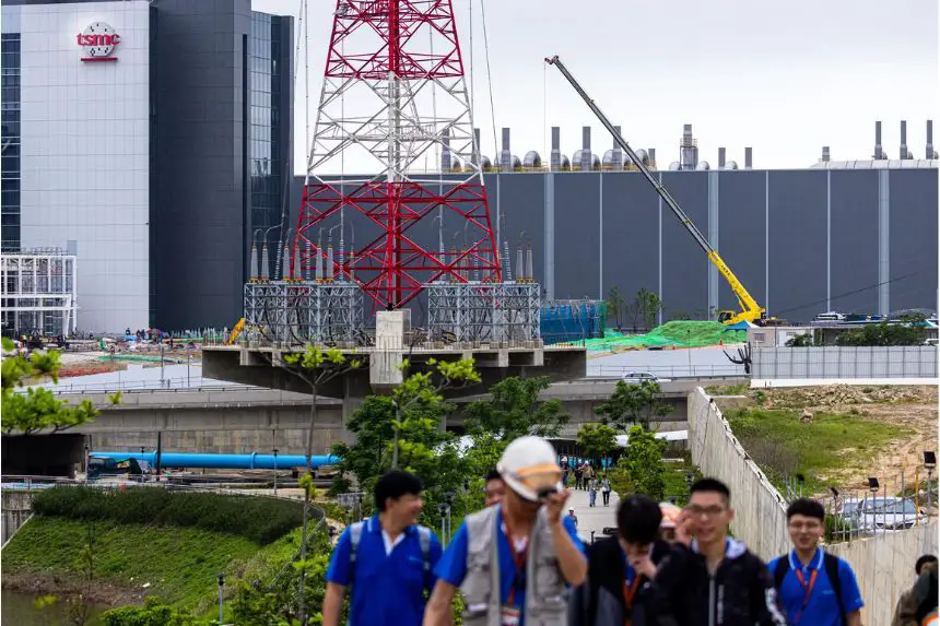 Una planta de Taiwan Semiconductor Manufacturing Co. Ltd. (TSMC). (TSMC) en el Parque Científico de Hsinchu, Taiwán, el 18 de abril de 2025. Según datos recopilados por J.P. Morgan, TSMC suministra más del 90 por ciento de los chips lógicos avanzados de IA del mundo. (Annabelle Chih/Getty Images)