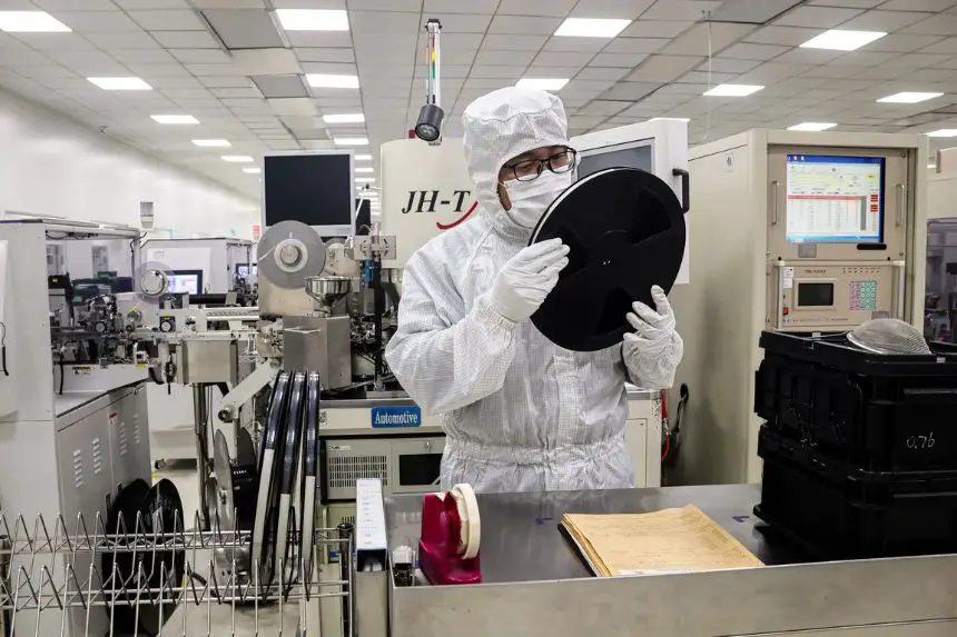 Un empleado inspecciona chips semiconductores en una fábrica de Binzhou, provincia china de Shandong, el 15 de enero de 2025. Estados Unidos intentó restringir el acceso de China a semiconductores avanzados, advirtiendo de que podrían reforzar los sistemas militares y de vigilancia del país comunista. (STR/AFP vía Getty Images)