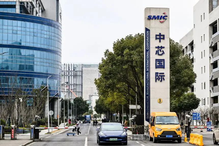 Las instalaciones de Semiconductor Manufacturing International Corporation (SMIC) en el distrito de Pudong de Shanghái el 15 de marzo de 2024. A pesar de la ampliación de los controles de exportación de Estados Unidos, China está invirtiendo miles de millones en su sector de semiconductores, empujando a SMIC -su principal fabricante de chips- a ampliar rápidamente sus avanzadas fábricas para la producción nacional de chips. (Hector Retamal/AFP vía Getty Images)