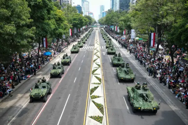 En esta vista aérea, miembros de las fuerzas armadas mexicanas participan en el desfile militar por el 214 aniversario del Día de la Independencia a lo largo de la Avenida Paseo de la Reforma en la Ciudad de México el 16 de septiembre de 2024. (RODRIGO OROPEZA/AFP vía Getty Images)