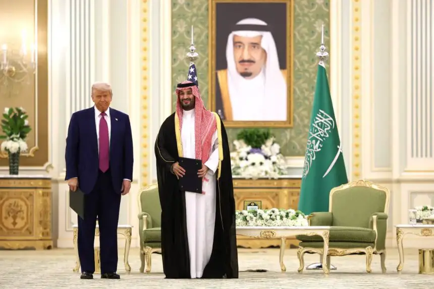 El presidente de Estados Unidos, Donald J. Trump (i), y el príncipe heredero saudí, Mohammed bin Salman, durante una ceremonia de firma en la Corte Real saudí en Riad, Arabia Saudí, el 13 de mayo de 2025. (Win McNamee/Getty Images)