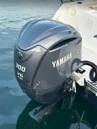 La tripulación de la Guardia Costera disparó contra el motor de esta embarcación presuntamente operada por traficantes de personas frente a la costa sur de California, el 10 de mayo de 2025. (Guardia Costera de EE. UU.)