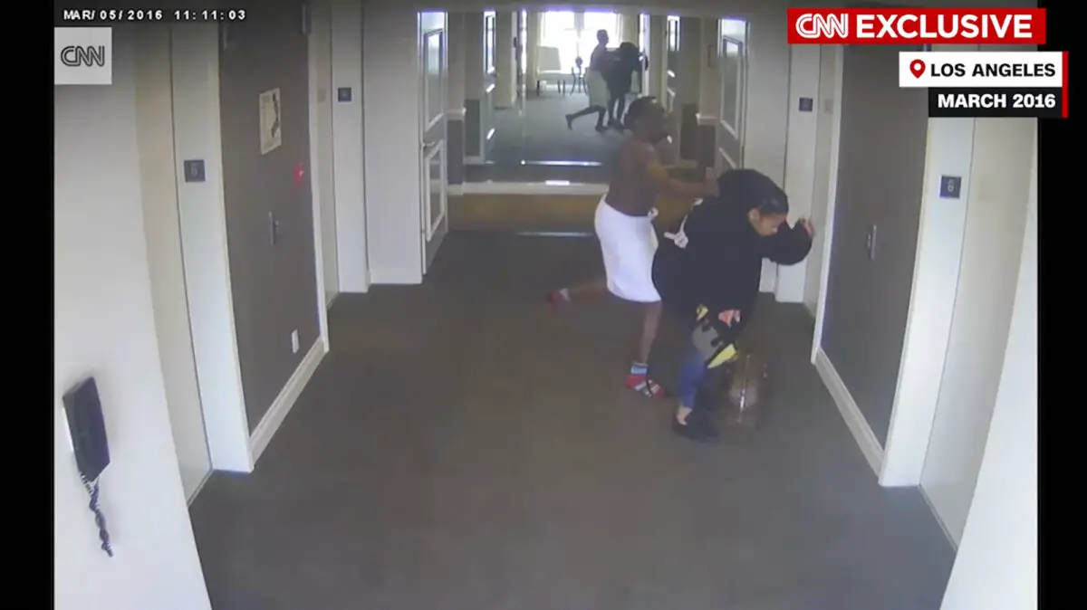 Esta captura de pantalla tomada de un video de la cámara de seguridad del hotel y difundida por CNN parece mostrar a Sean "Diddy" Combs agrediendo a la cantante Cassie en el pasillo de un hotel de Los Ángeles en marzo de 2016. (Video de la cámara de seguridad del hotel/CNN vía AP).
