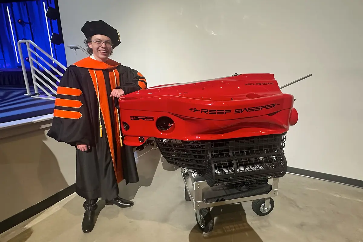 Mike Wimmer presenta el ReefSweeper durante su discurso en la ceremonia de graduación. (Cortesía de Melissa Wimmer).
