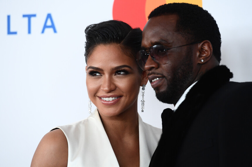 La cantante y modelo Cassie Ventura (izquierda) y el rapero Diddy (alias Sean Combs) llegan a la tradicional fiesta de Clive Davis en la víspera de la 60.ª edición de los premios Grammy en Nueva York, el 28 de enero de 2018. (Jewel Samad/AFP a través de Getty Images).