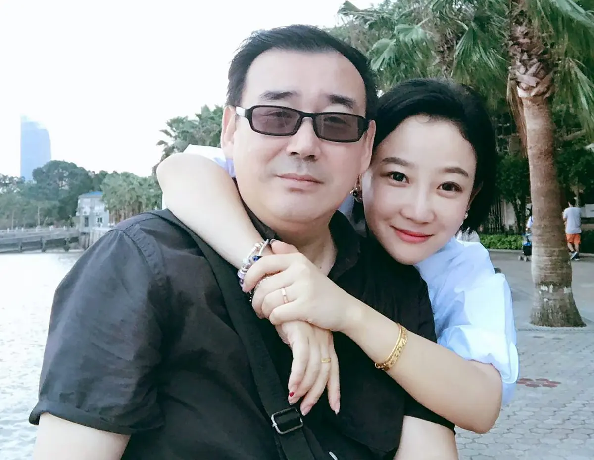 En esta foto de 2017 proporcionada por su familia, Yang Hengjun, a la izquierda, posa con un miembro de su familia en Beijing. (Foto de la familia Yang vía AP).