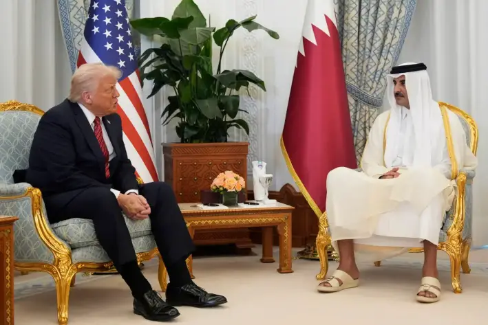 El presidente Donald Trump (izq.) y el emir de Qatar, jeque Tamim bin Hamad Al Thani, se reúnen en el Amiri Diwan de Doha, Qatar, el 14 de mayo de 2025. (Alex Brandon/AP)