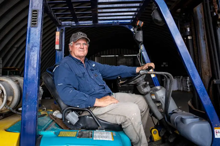 Joe Mencer, propietario de Mencer Farms en Lake Village, Arkansas, el 29 de abril de 2025. La familia Mencer comenzó a utilizar el programa de visados H-2A en la década de 1980 para traer trabajadores extranjeros. El programa, a menudo denominado «programa de trabajadores temporales», exige a los empleadores que anuncien primero los puestos de trabajo agrícolas a nivel local antes de contratar mano de obra extranjera. (Samira Bouaou/The Epoch Times)