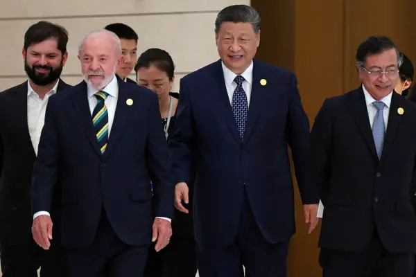 El líder chino, Xi Jinping (c), el presidente brasileño, Luiz Inácio Lula da Silva (segundo por la izq.), el presidente chileno, Gabriel Boric (izq.), y el presidente colombiano, Gustavo Petro (dcha.), llegan para una sesión de fotos grupales antes de la ceremonia de apertura de la Cuarta Reunión Ministerial del Foro de China y la Comunidad de Estados Latinoamericanos y Caribeños (CELAC) en Beijing el 13 de mayo de 2025. (FLORENCE LO/POOL/AFP vía Getty Images)