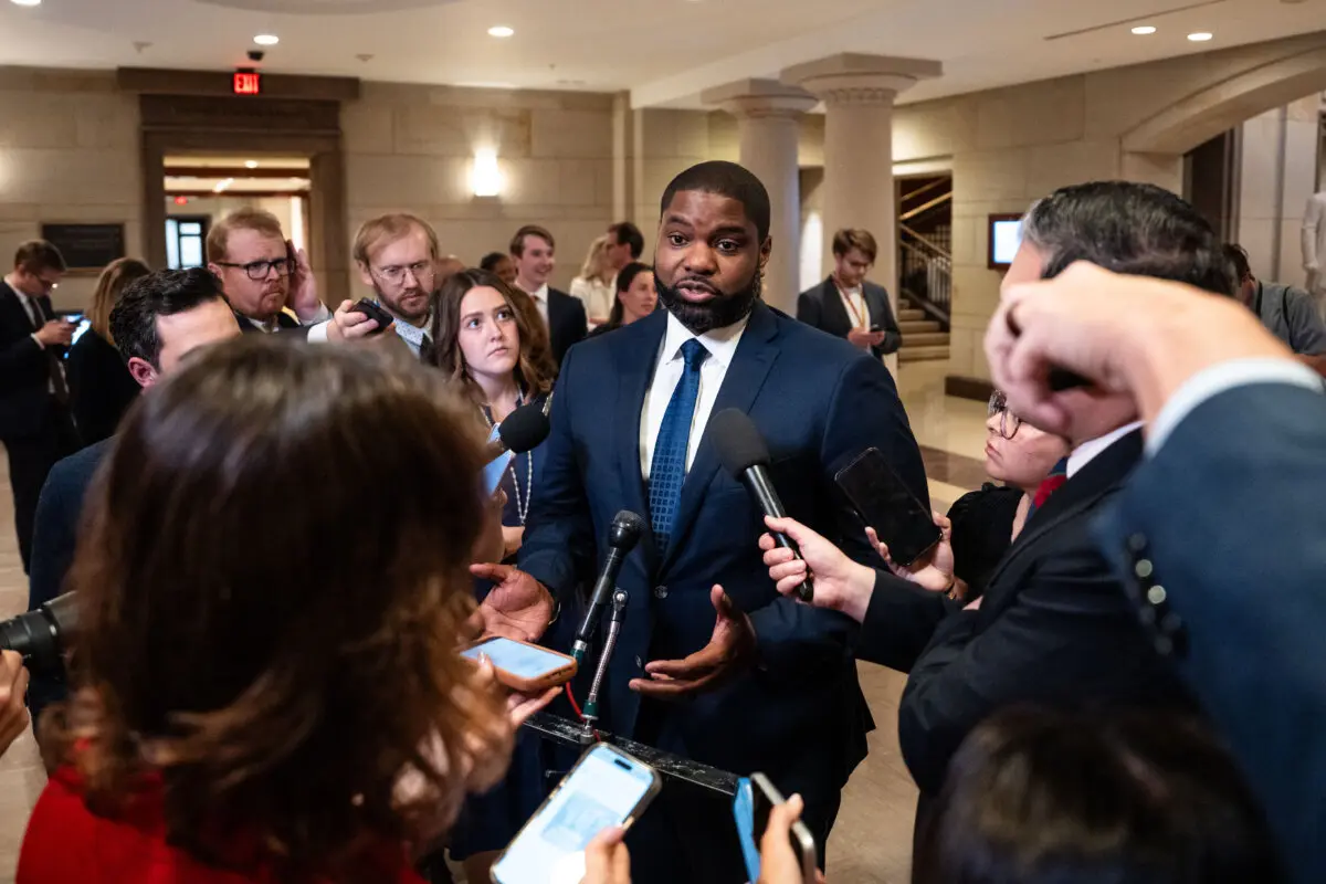 El representante Byron Donalds (R-Fla.) habla con los periodistas sobre la reunión del Partido Republicano sobre el proyecto de ley de reconciliación en el Capitolio, en Washington, el 15 de mayo de 2025. (Madalina Vasiliu/The Epoch Times)