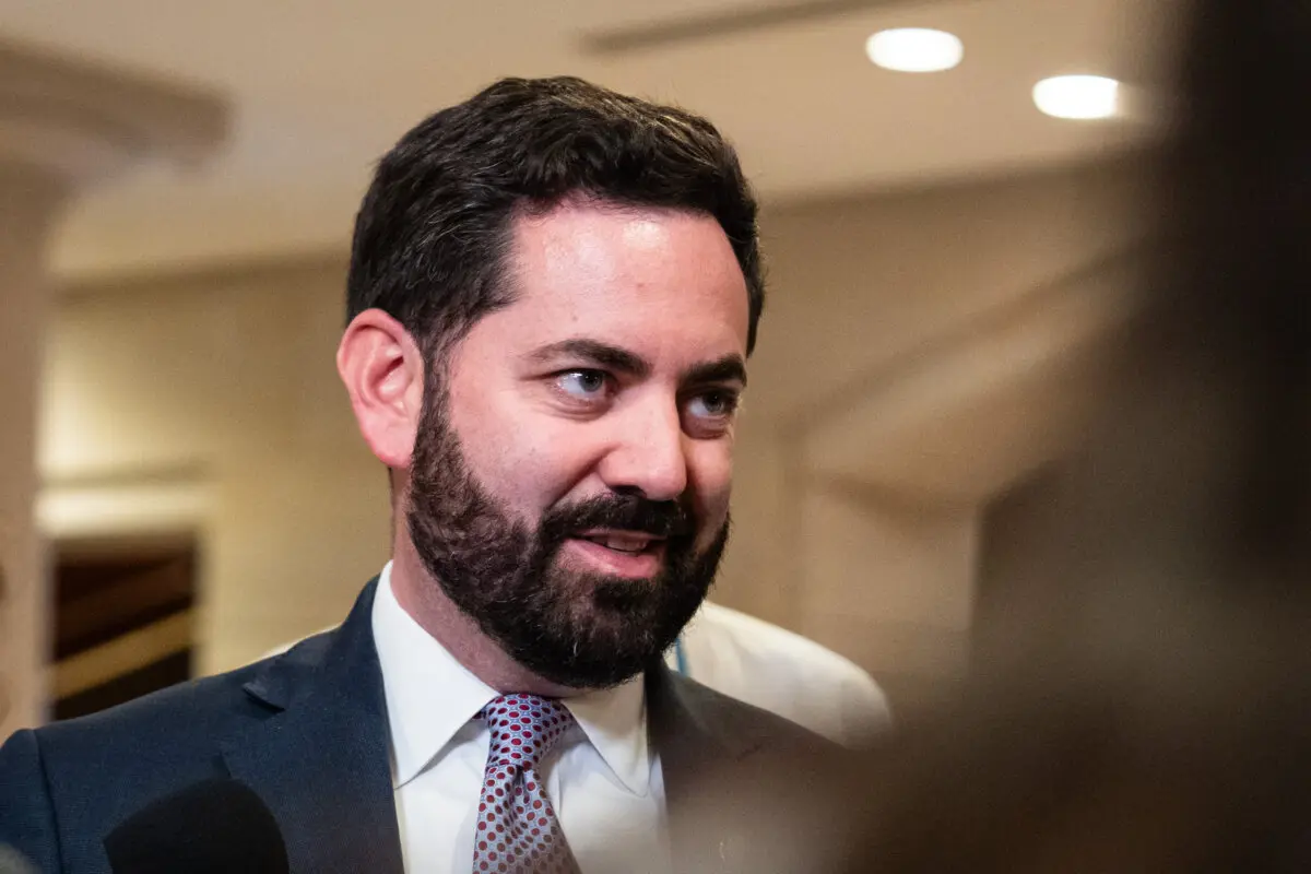 El representante Mike Lawler (R-N.Y.) habla con los periodistas sobre la reunión del Partido Republicano sobre el proyecto de ley de reconciliación en el Capitolio, en Washington, el 15 de mayo de 2025. (Madalina Vasiliu/The Epoch Times)