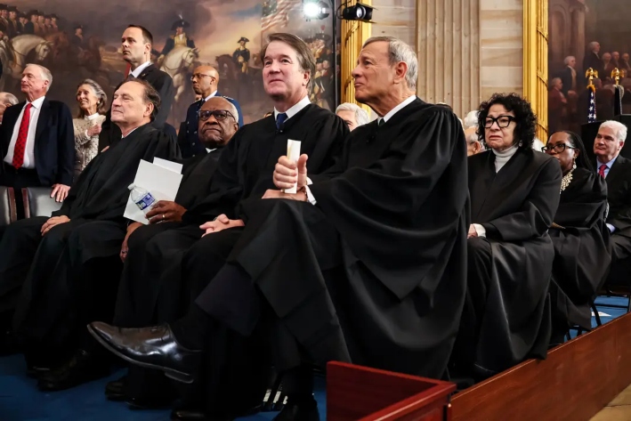 Los jueces de la Corte Suprema Samuel Alito, Clarence Thomas, Brett Kavanaugh y el presidente de la Corte Suprema, John Roberts, asisten a la ceremonia de investidura en la Rotonda del Capitolio de Estados Unidos, el 20 de enero de 2025. (Chip Somodevilla/Getty Images)