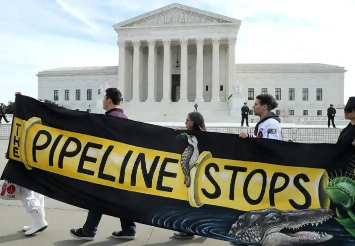Grupos activistas por el clima protestan frente a la Corte Suprema de Estados Unidos mientras se celebran las audiencias orales del caso U.S. Forest Service and Atlantic Coast Pipeline, LLC vs Cowpasture River Assn., en Washington, el 24 de febrero de 2020. (Mark Wilson/Getty Images)