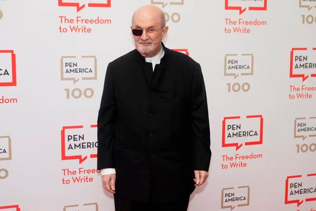 El autor Salman Rushdie asiste a la Gala Literaria PEN America 2023 en Nueva York el 18 de mayo de 2023. (Frank Franklin II/Foto de AP)