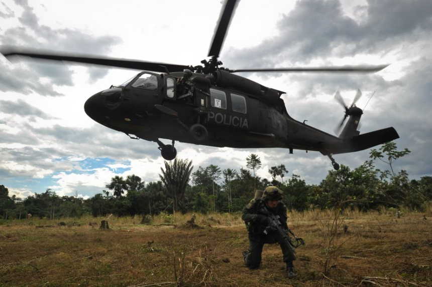 <em>Helicópteros Black Hawk de la Policía Nacional de Colombia despegan de una plantación de coca en una zona rural de Puerto Asís, departamento de Putumayo, Colombia, en la frontera entre Colombia y Ecuador, el 27 de septiembre de 2013. (Luis Robayo/AFP vía Getty Images)</em>