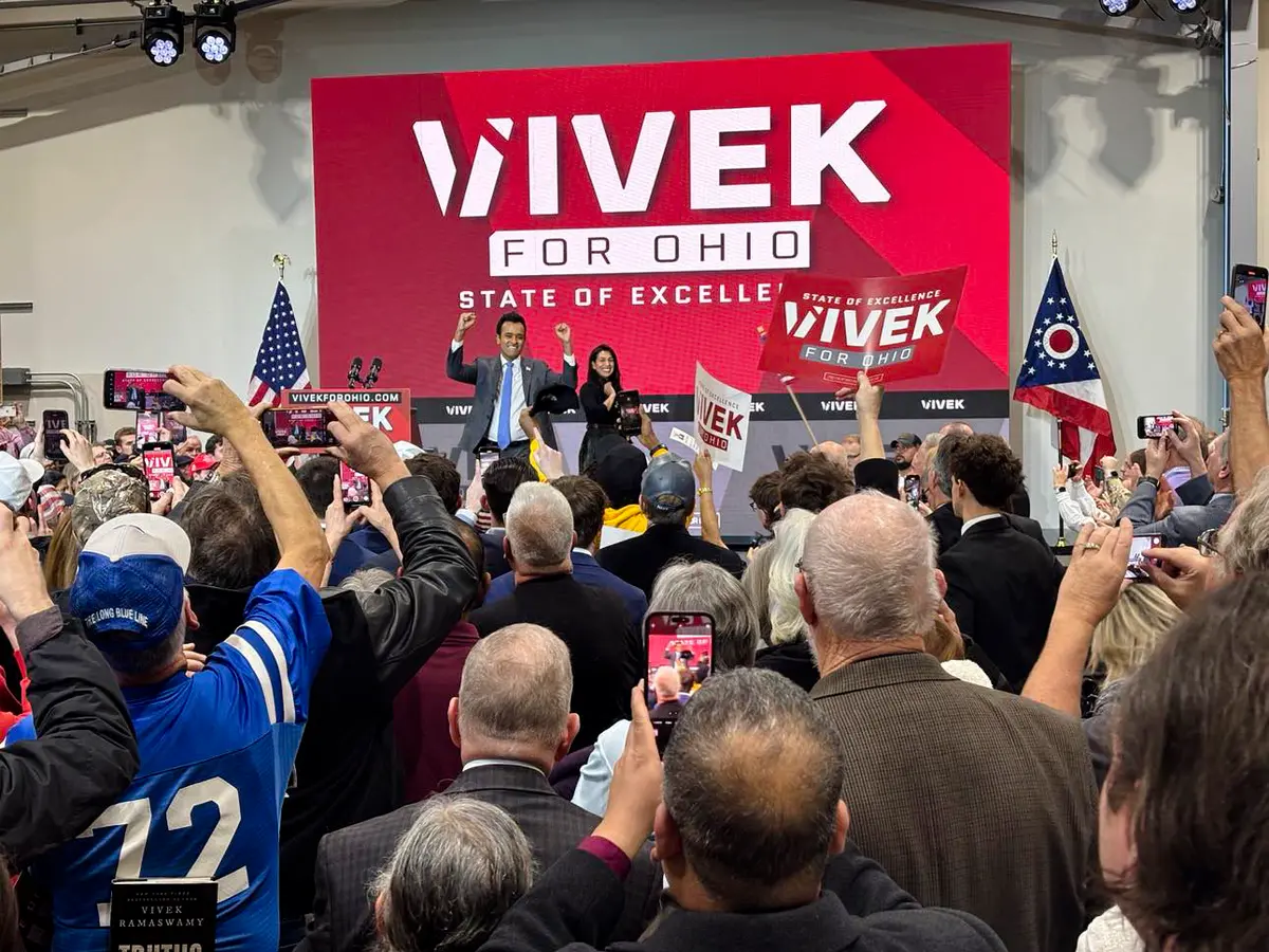 Vivek Ramaswamy se une a su esposa, Apoorva Ramaswamy, en el escenario durante su anuncio de candidatura a gobernador de Ohio el 24 de febrero de 2025. (Jeff Louderback/The Epoch Times)