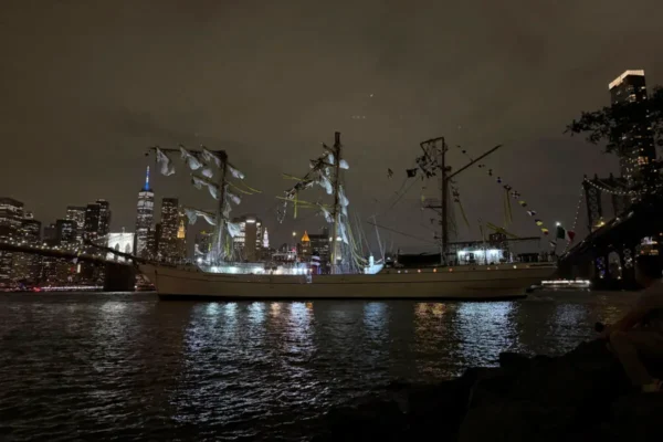 Un buque escuela de la Armada de México, el Cuauhtémoc, se encuentra varado tras chocar con el Puente de Brooklyn en Nueva York el 17 de mayo de 2025. (Kyle Viterbo/Foto de AP)