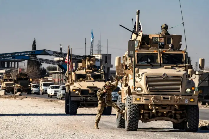 Fuerzas estadounidenses patrullan en la ciudad siria de Qamishli, en la provincia de Hasakeh, controlada en su mayor parte por las Fuerzas Democráticas Sirias lideradas por los kurdos, el 9 de enero de 2025. (Delil Souleiman/AFP a través de Getty Images)