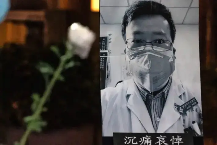 Personas asisten a una vigilia en memoria del Dr. Li Wenliang en Hong Kong, el 7 de febrero de 2020. (Anthony Kwan/Getty Images)